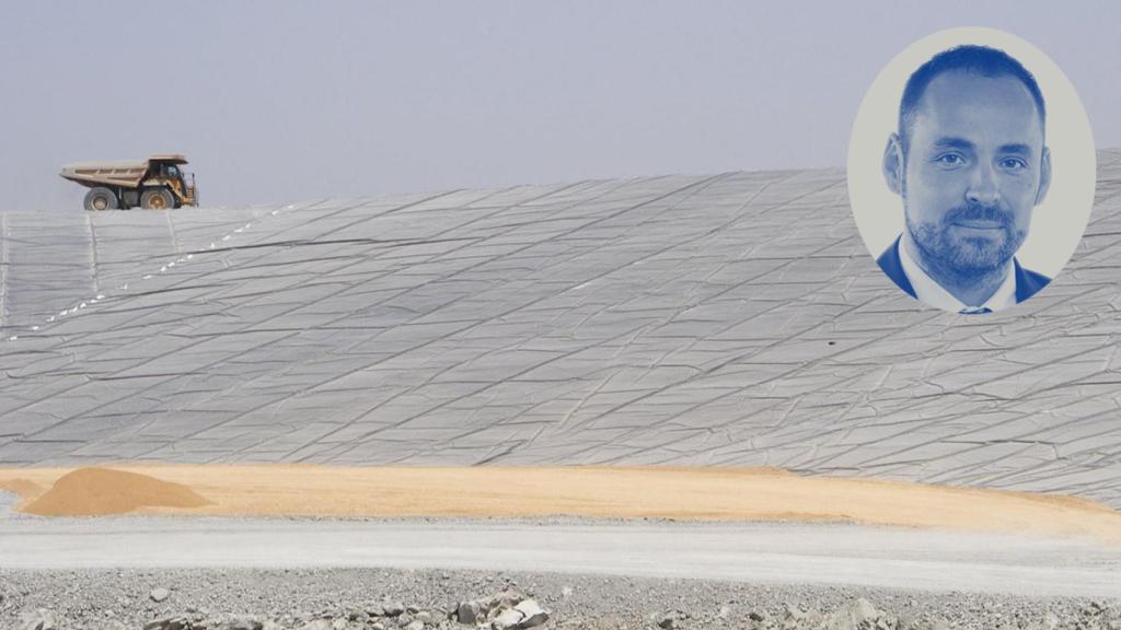 David Valls en una imagen superpuesta con una mina de litio es el responsable de Infinity Lithium en España.