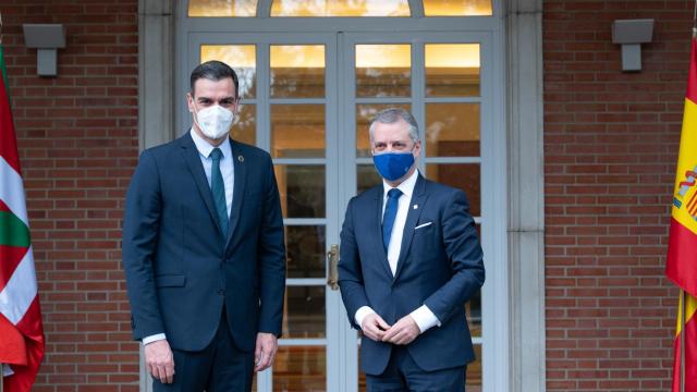 El presidente del Gobierno, Pedro Sánchez, y el lehendakari, Íñigo Urkullu, durante su en cuentro en Moncloa.