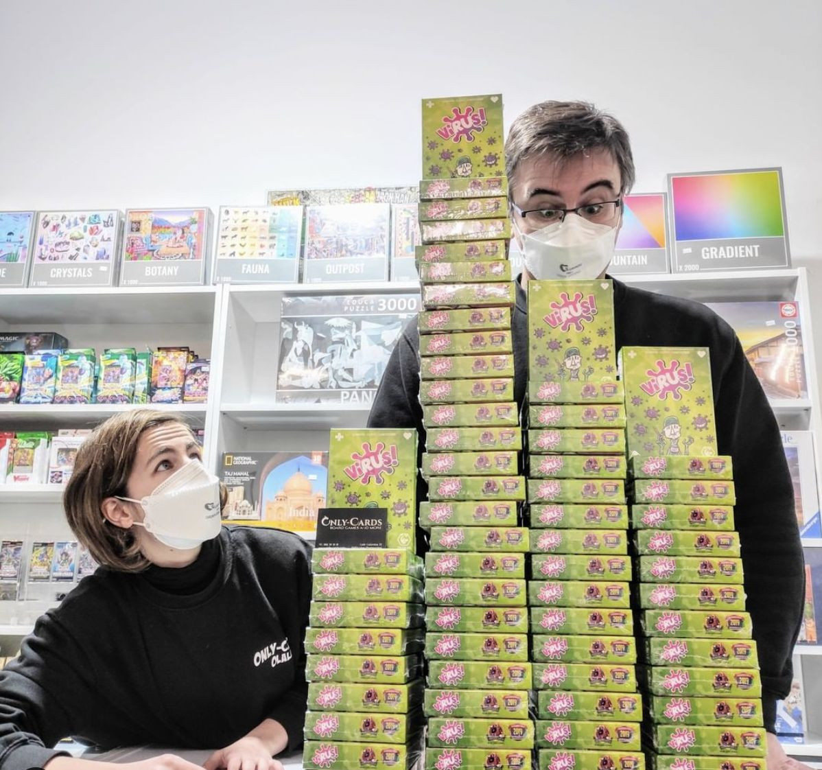 Olalla Estévez y Rodrigo del Campo con Virus, uno de los juegos más vendidos en Only-Cards.