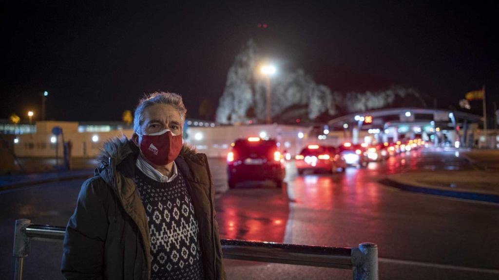 El portavoz de Ascteg, Juan José Uceda, este lunes, junto a la frontera con Gibraltar.