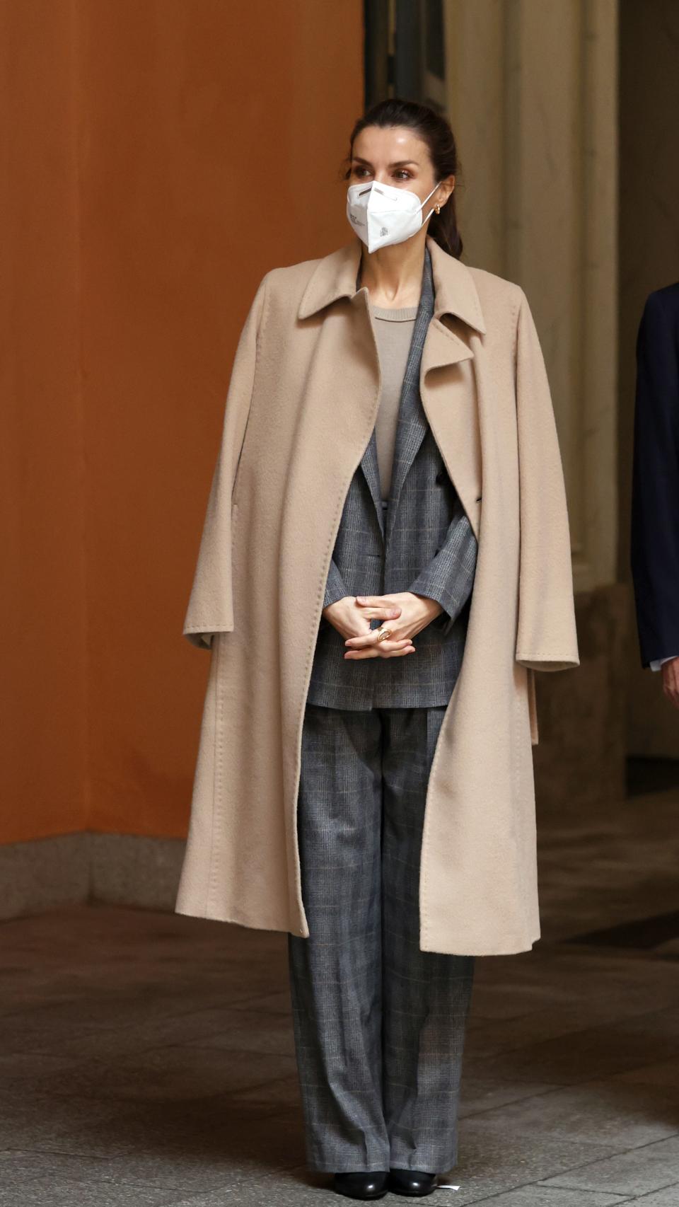 La reina con un 'look' masculino.