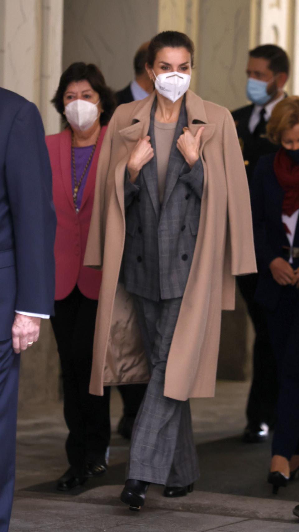 La reina Letizia con traje sastre de Hugo Boss.