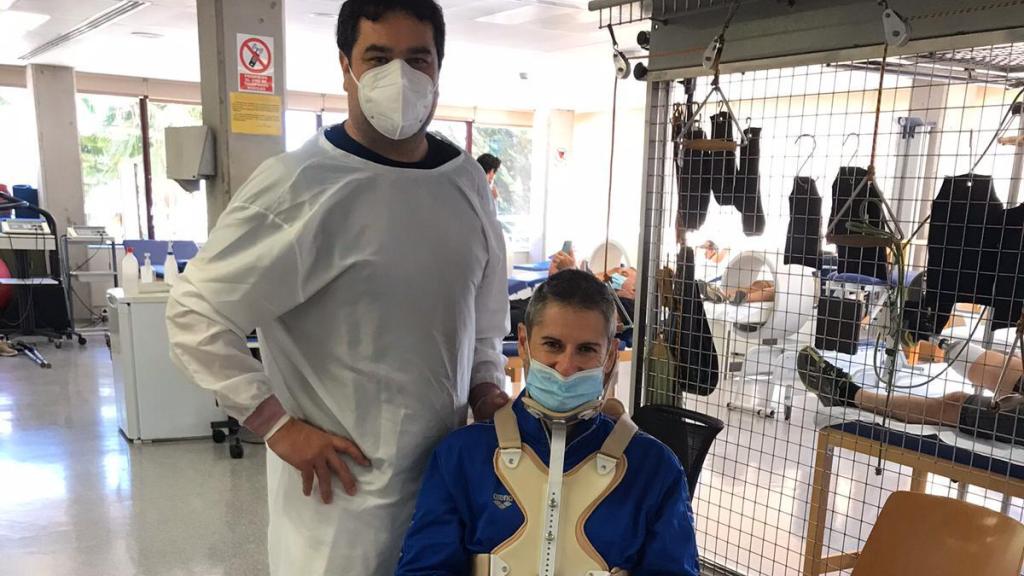 David junto a uno de los médicos que lo han tratado de sus lesiones estos meses.