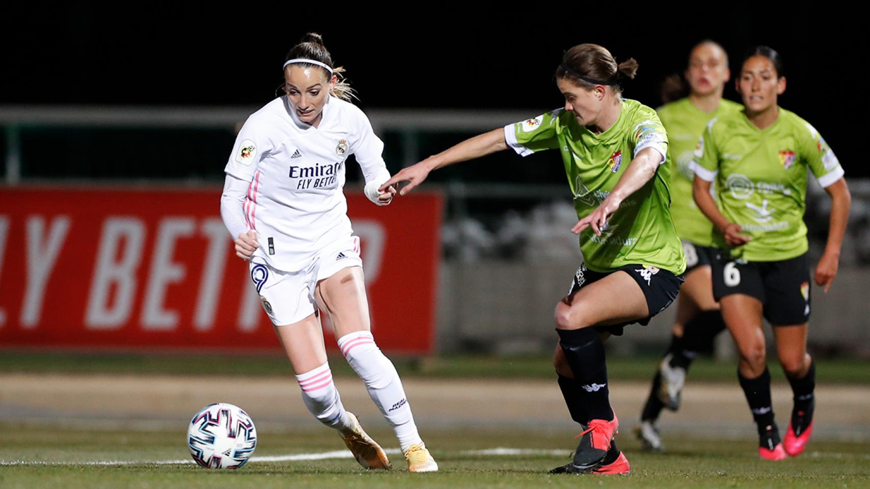 Kosovare Asllani conduce el balón durante el Real Madrid Femenino - Santa Teresa de la Primera Iberdrola