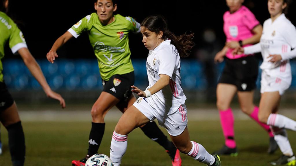 Lorena Navarro, rodeada de rivales en el Real Madrid Femenino - Santa Teresa de la Primera Iberdrola