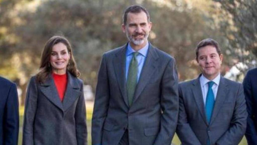 Los reyes con García-page en una foto de archivo