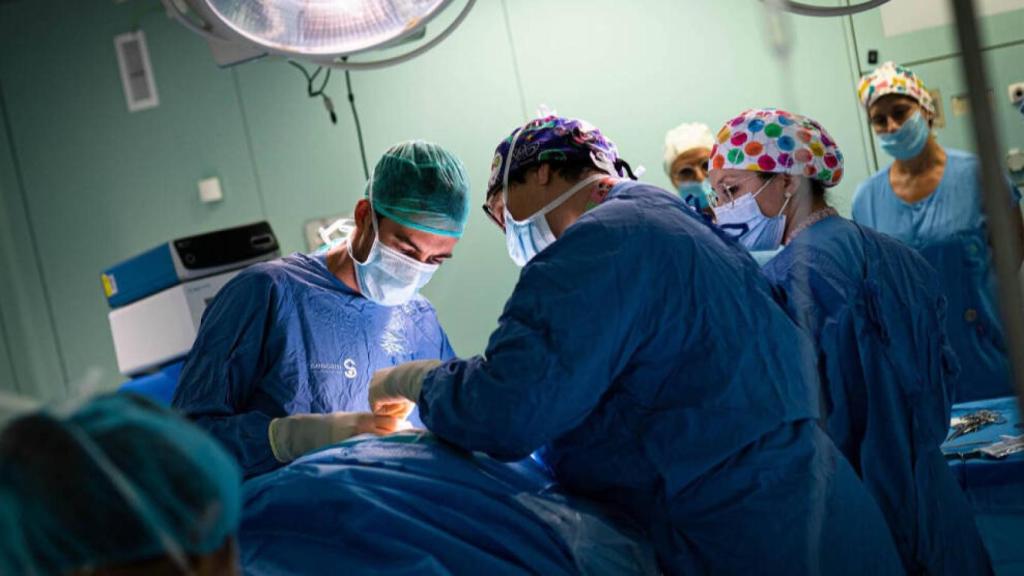 Intervención quirúrgica. Imagen de archivo