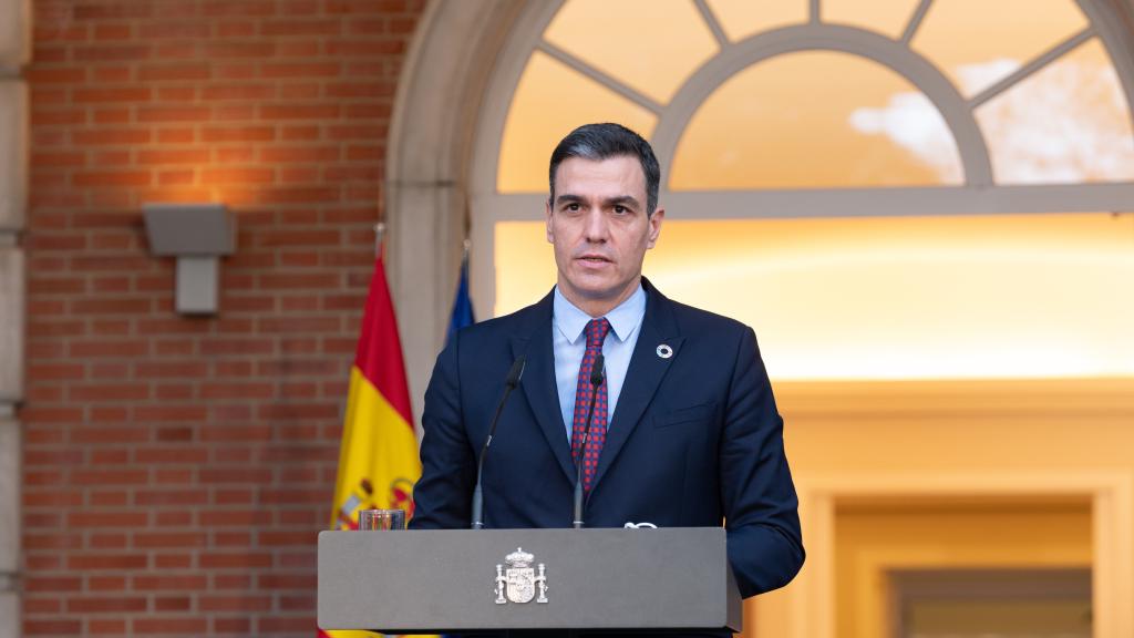 Pedro Sánchez, presidente del Gobierno, en la escalinata de Moncloa.