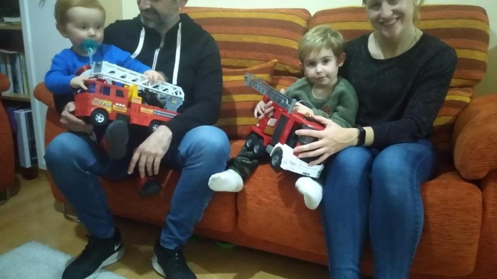 El bombero David junto a su familia.