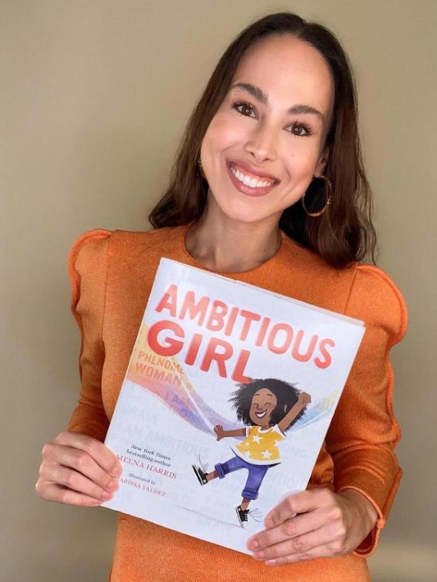 Meena Harris con su último libro: 'Ambitious Girl'.