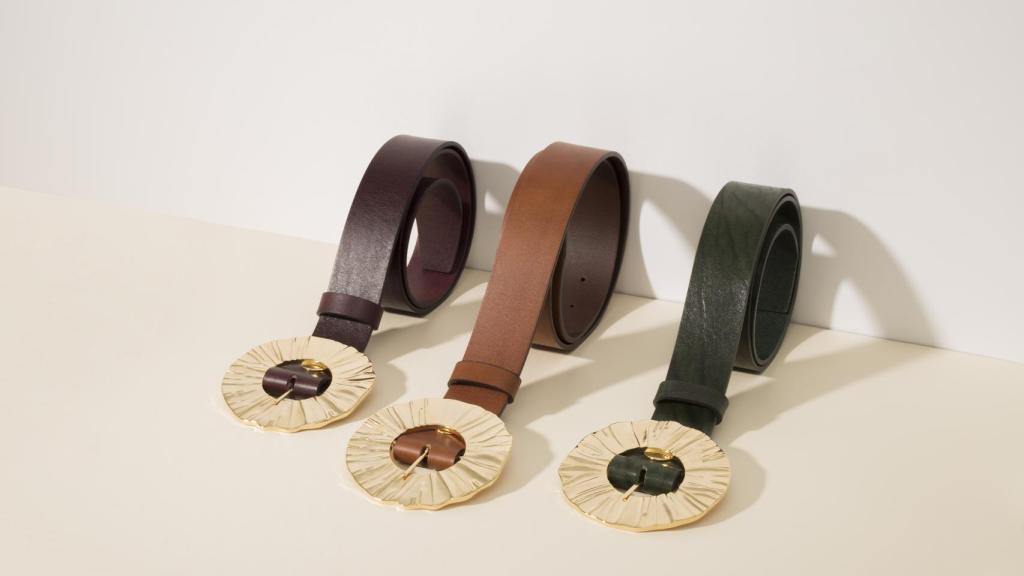 Cinturones de piel con una hebilla joya desmontable bañada en oro.