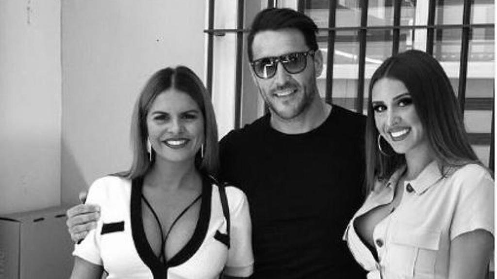 Marina junto a sus padres, Yolanda y José Luis, en una imagen de redes sociales.