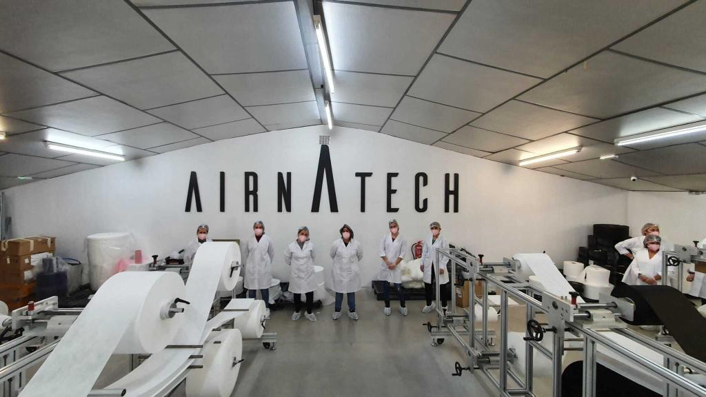 Varios trabajadores de la empresa que aumentará su producción de mascarillas FFP2 a causa de la creciente demanda.