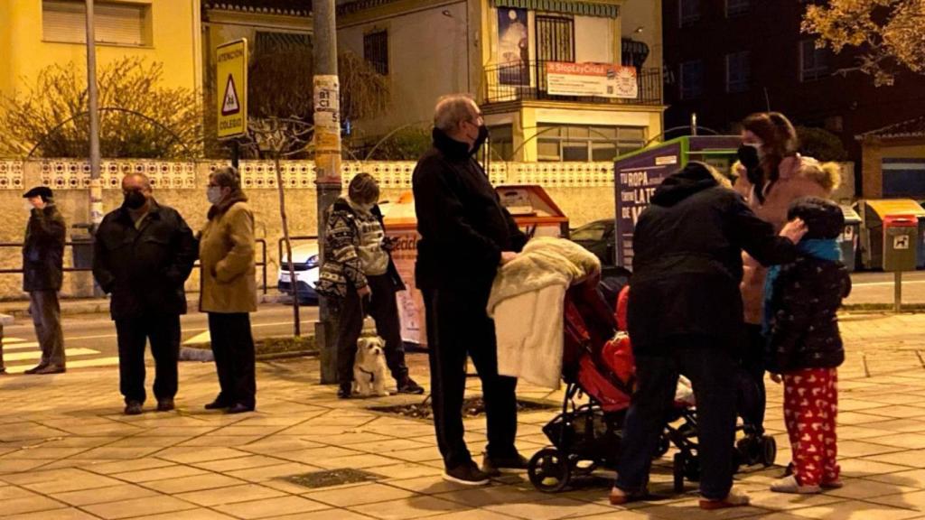 Los vecinos se echan a la calle después de los terremotos en Granada.