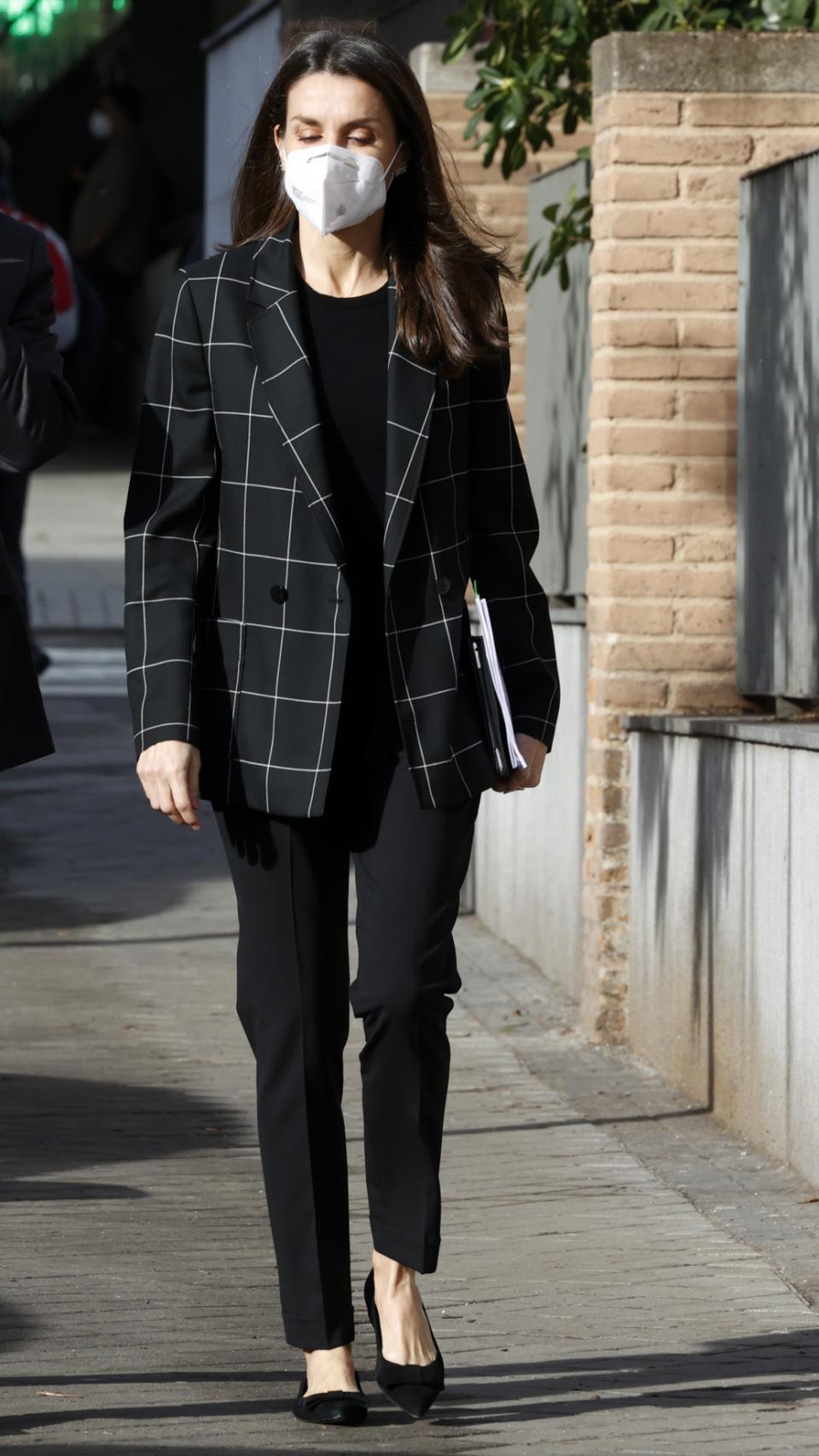 Letizia ha apostado por un 'look' sobrio y 'total black'.