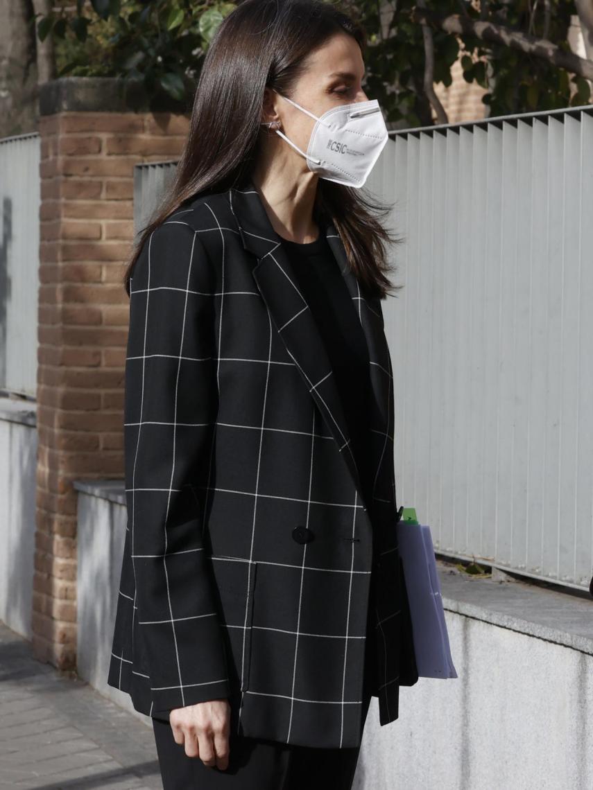 En cuanto a las joyas, la Reina ha apostado por sus pendientes con forma de doble daga de Gold & Roses y el anillo de Karem Hallam.