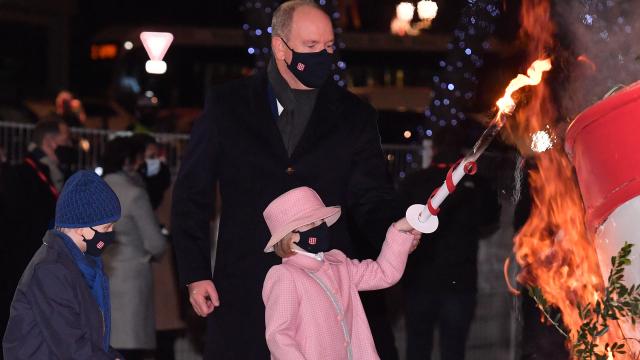 Los príncipes Alberto, Jàcques y Gabriella de Mónaco en la ceremonia de Santa Devota.