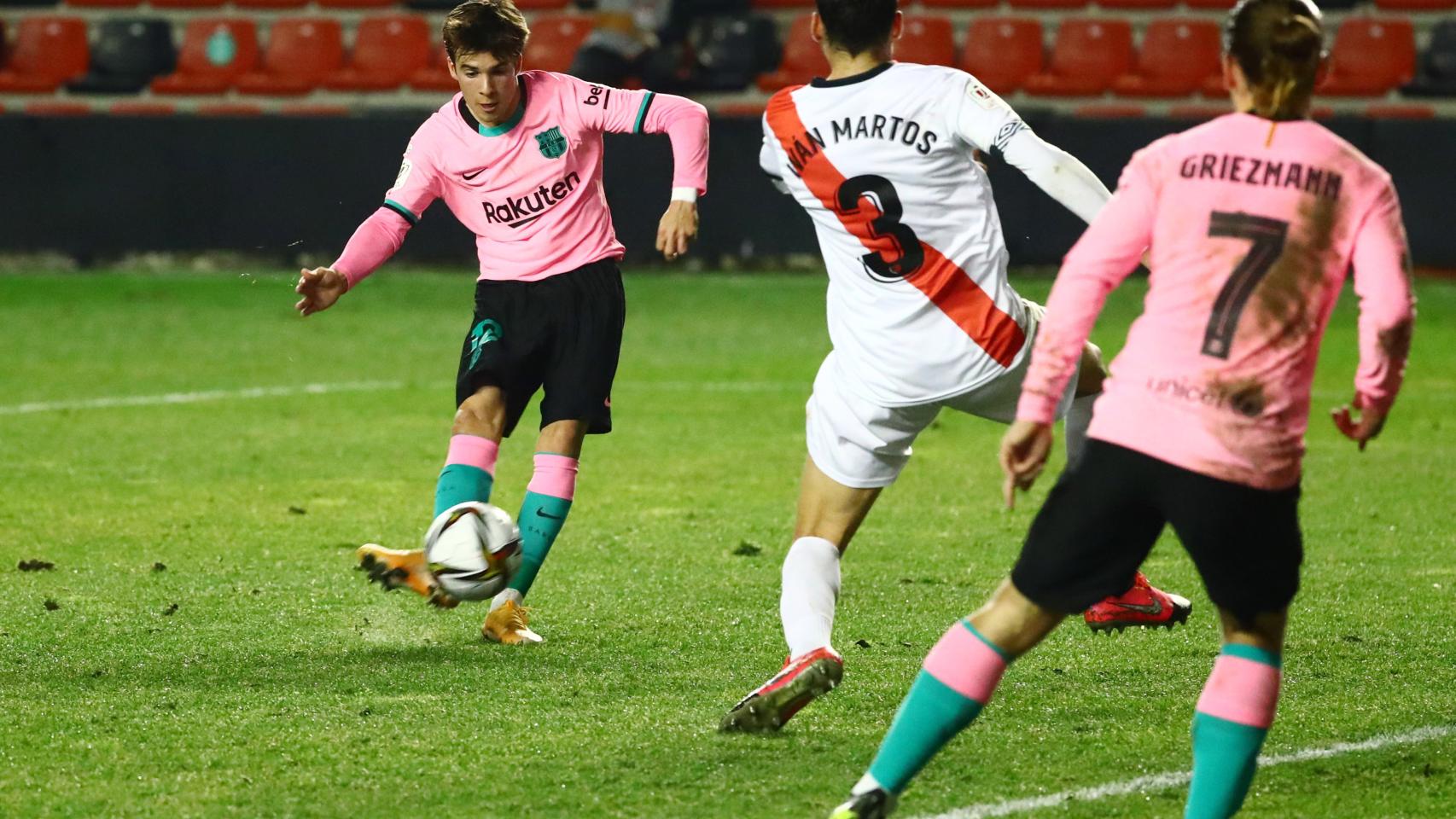 Disparo a puerta de Riqui Puig, en el Rayo Vallecano - Barcelona de la Copa del Rey