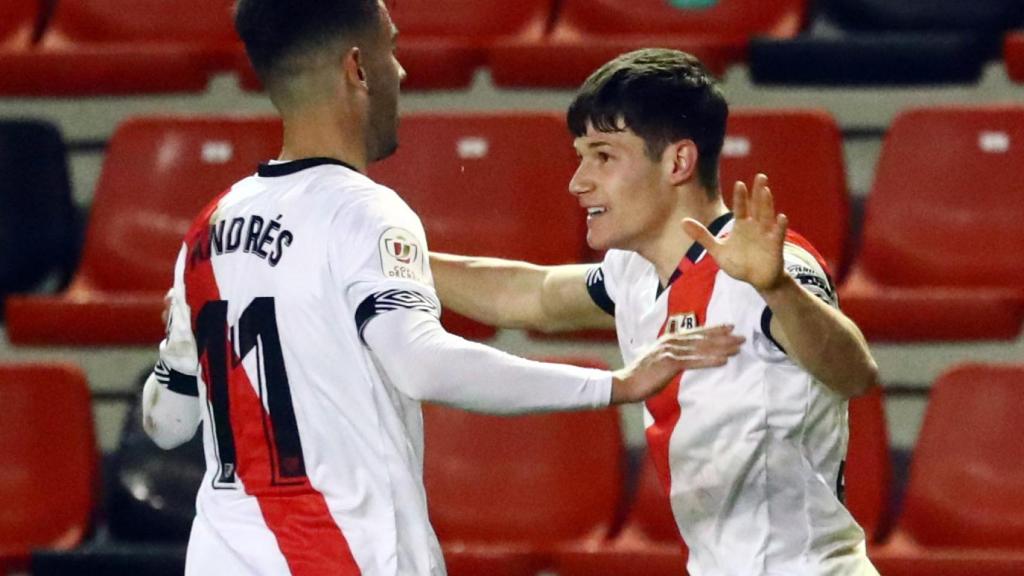 El canterano del Real Madrid, Fran García, celebra su gol con el Rayo Vallecano al Barcelona