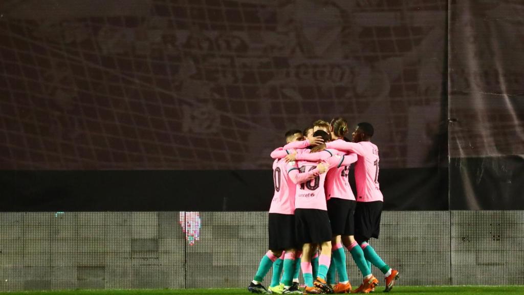 Piña de los jugadores del Barcelona para celebrar el gol de Messi al Rayo Vallecano