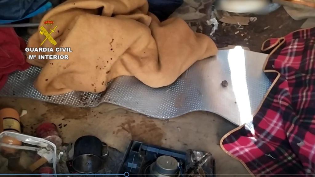 Enseres en una chabola donde vivía el autor de abusos sexuales a niña de 12 años y a otra mujer.