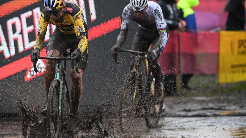 Wout Van Aert y Mathieu Van der Poel en la tercera etapa de la Copa del Mundo de Ciclocross en Dendermonde