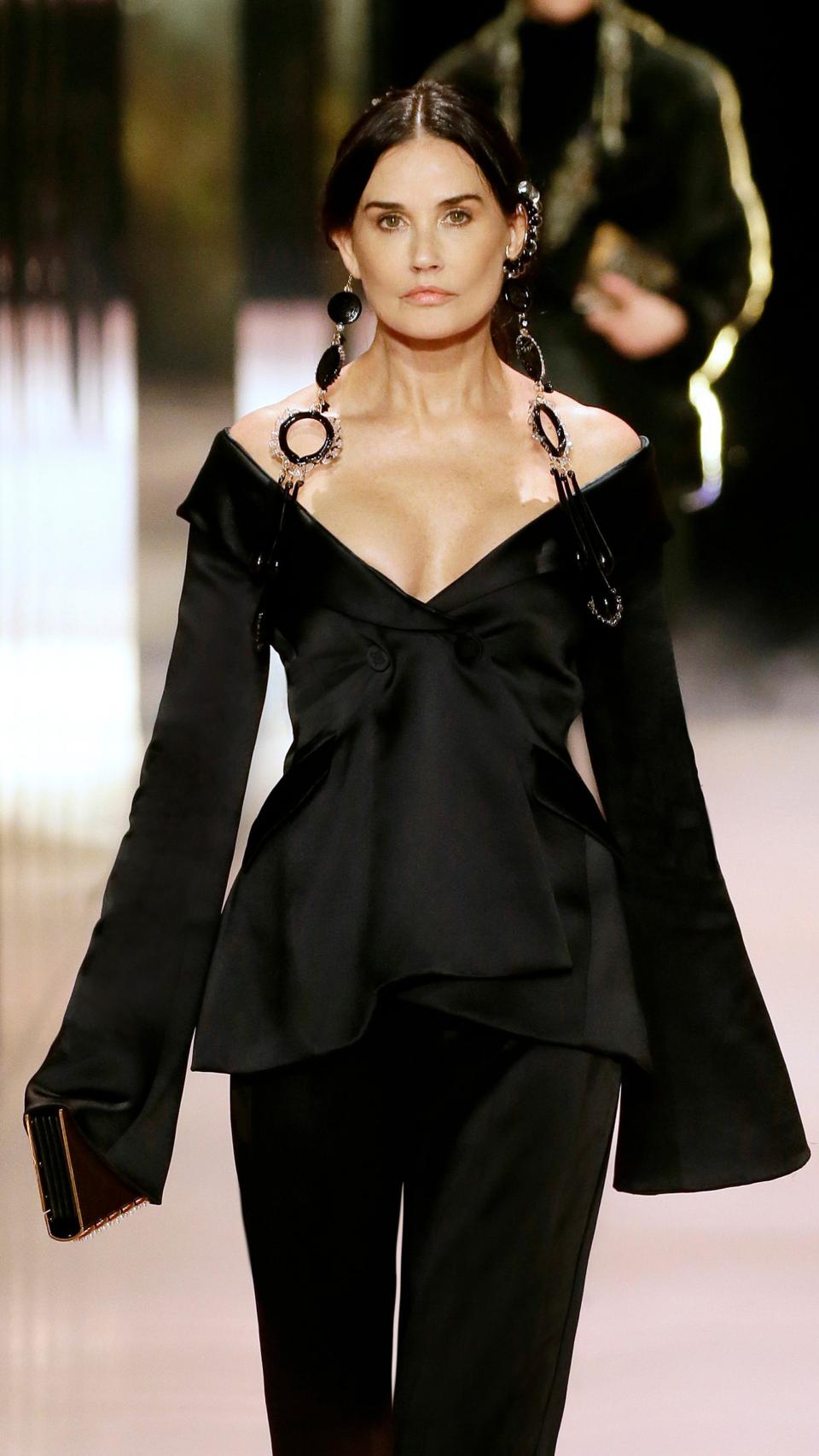 Moore sobre el escenario.