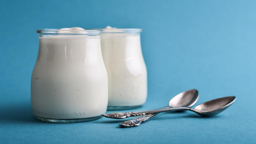 Dos yogures naturales en envase de vidrio.