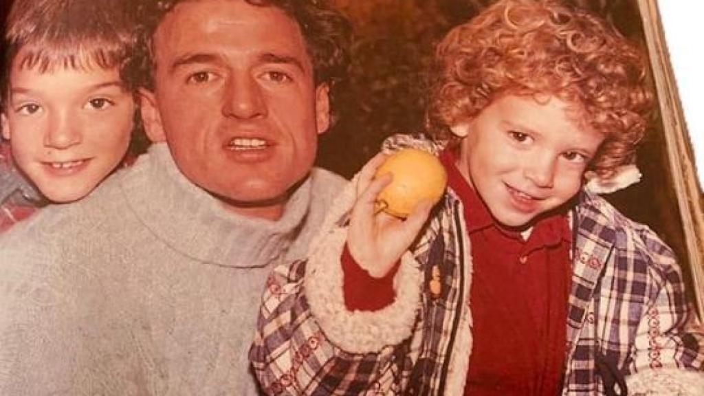 Clemente, junto a su padre y su hermano Álex, en una imagen de archivo.