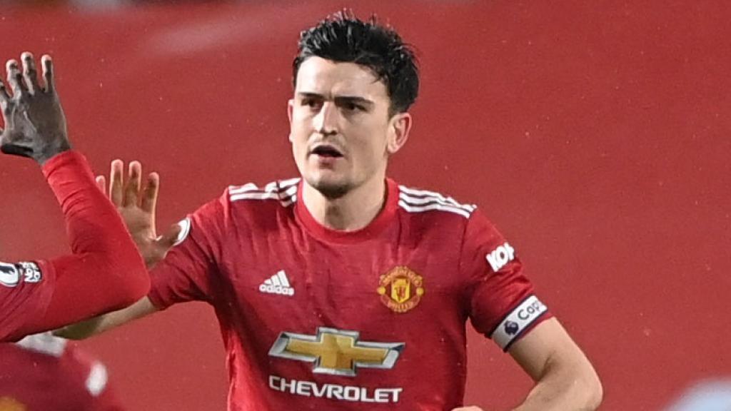 Axel Tuanzebe celebra un gol con Harry Maguire