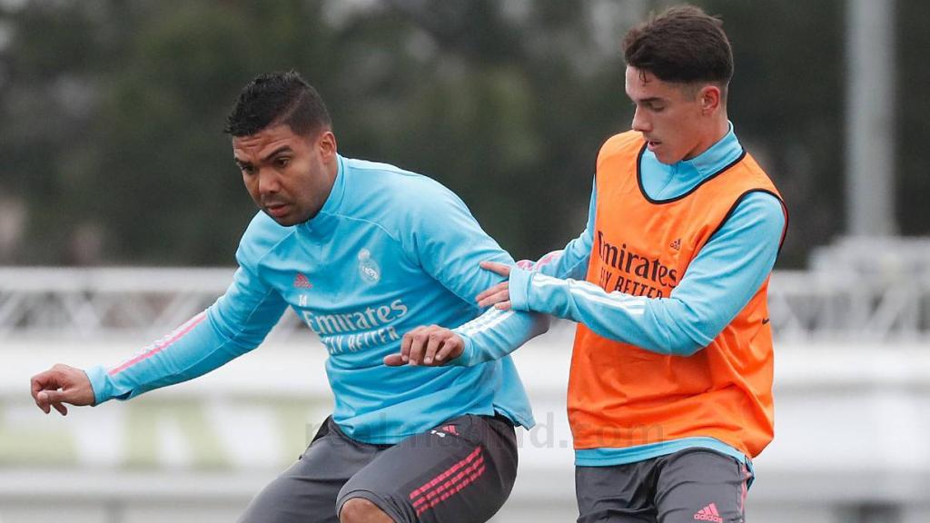 Casemiro y Sergio Arribas, durante un entrenamiento del Real Madrid