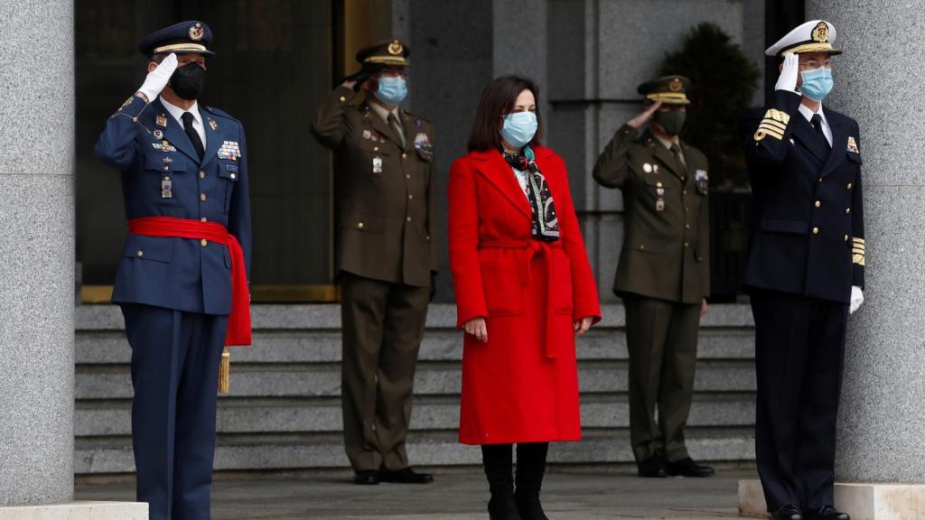 Margarita Robles junto al JEMAD saliente, Miguel Ángel Villarroya, en la jura del almirante general Teodoro López Calderón.