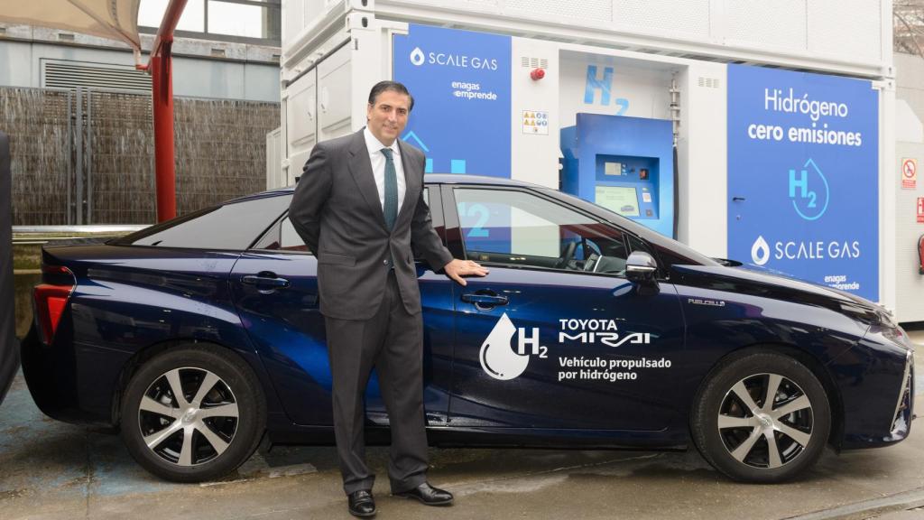 Miguel Carsi (CEO de Toyota España) junto al Mirai en la estación de hidrógeno.