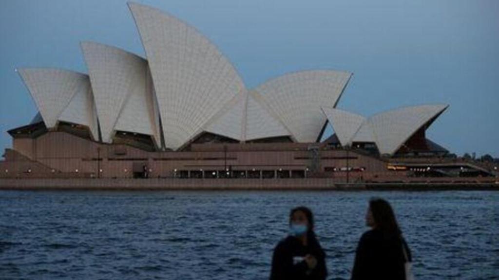 Dos mujeres frente a la Opera de Sidney.