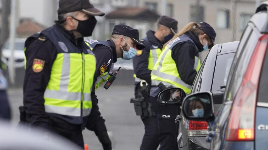 Agentes realizando un control de movilidad.
