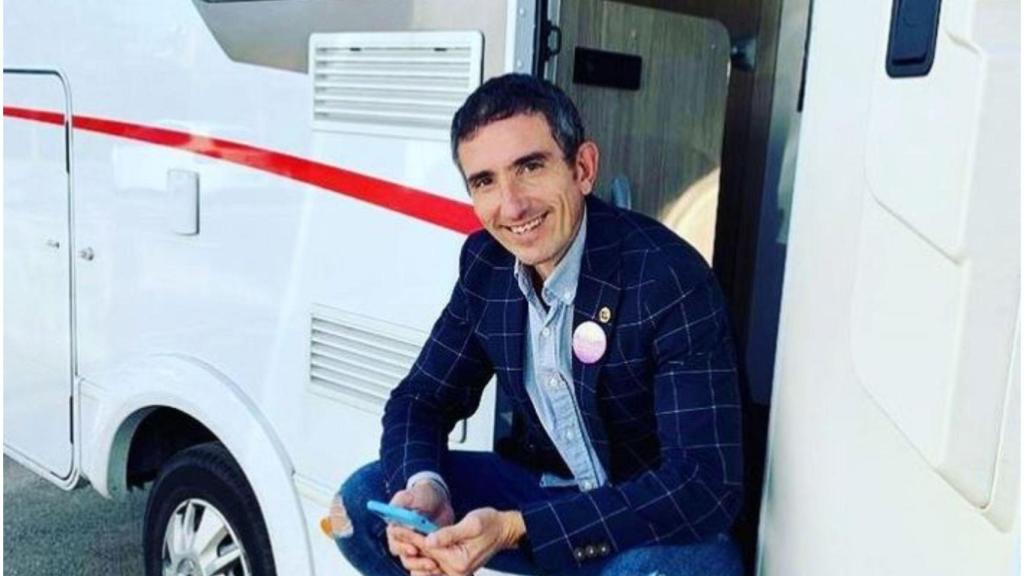 Manuel Rey en su caravana.