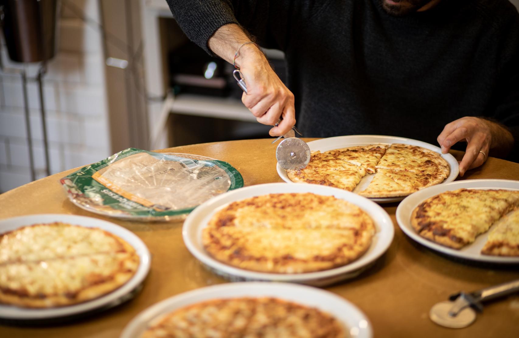 Cata de las pizzas de cuatro quesos por parte de los hermanos Figurato.
