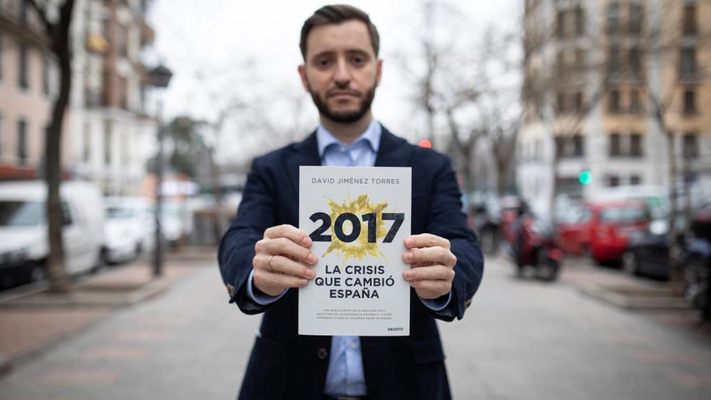 David Jiménez Torres con un ejemplar de su nuevo libro.