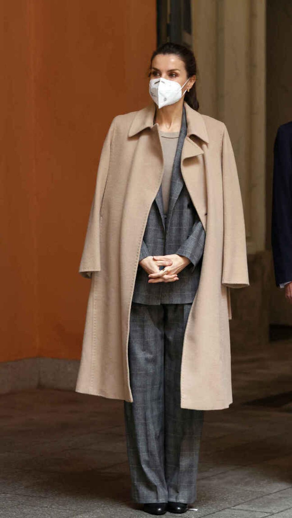 La reina Letizia con traje sastre de Hugo Boss.