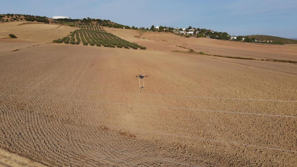 Prototipo del dron realizando pruebas en una línea de tensión.