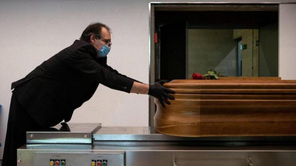 Un trabajador en una funeraria.