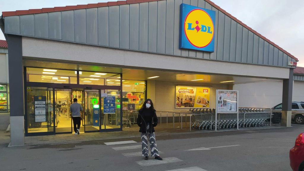 La hija de Teresa Vázquez, frente a la tienda de Lidl en la que compra su madre.