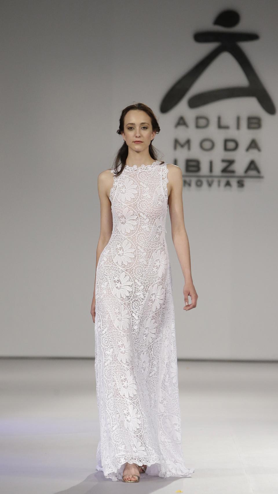 Imagen de uno de los desfiles de la Moda Adlib con un diseño de Charo Ruiz.