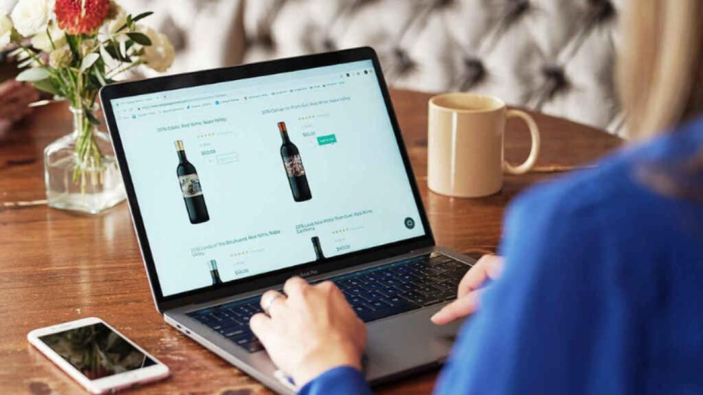 Un consumidor realizando una compra online.