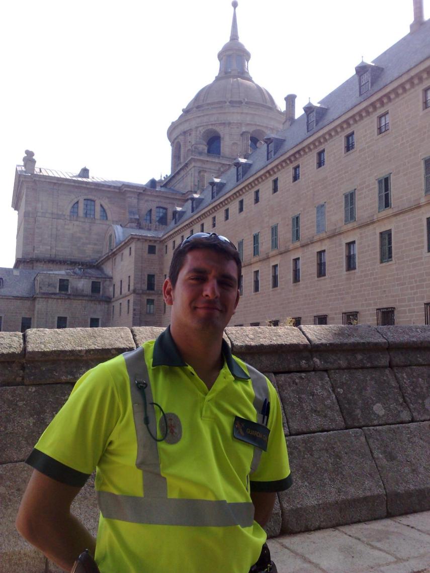 Luis de Lama pasó por la Guardia Real española antes de ingresar en la Guardia Civil.