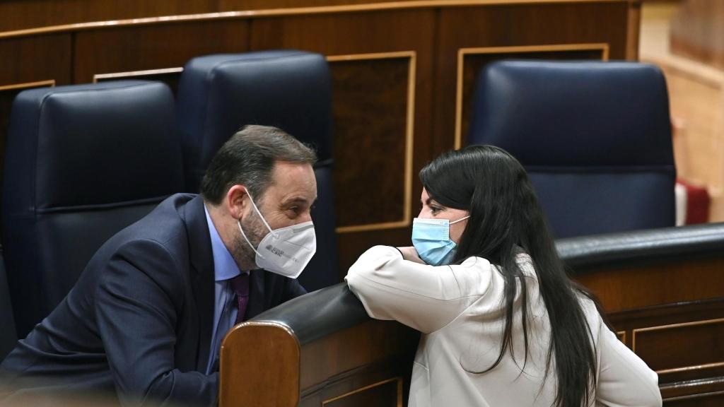 El ministro Ábalos y la secretaria general del Grupo de Vox, Macarena Olona, charlando en el pleno del Congreso.