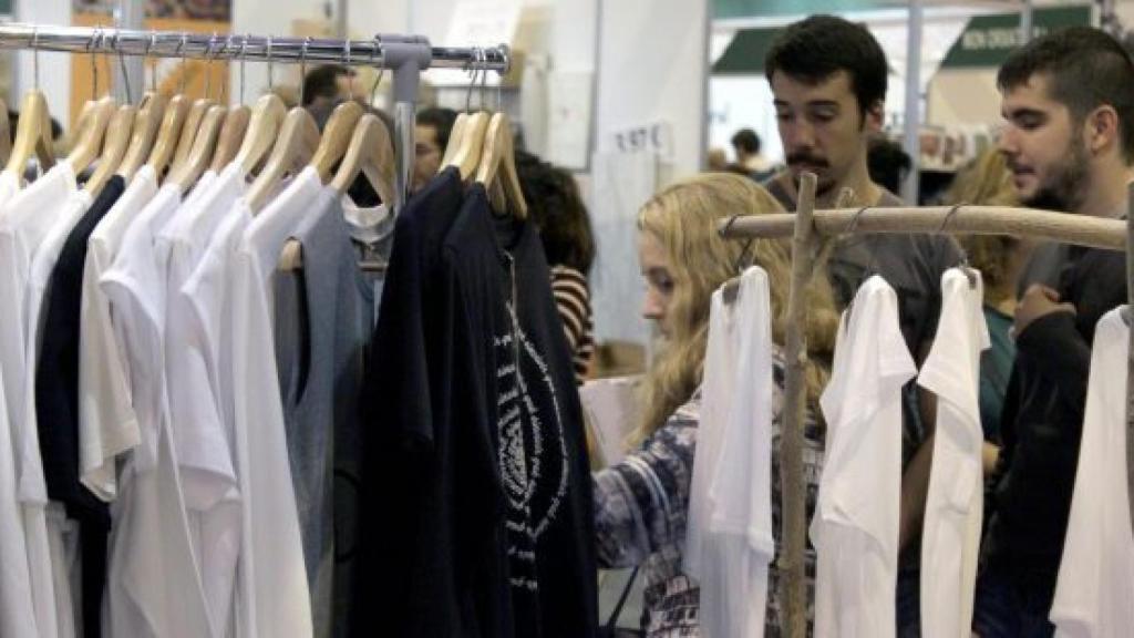 Imagen de archivo de prendas ecológicas.