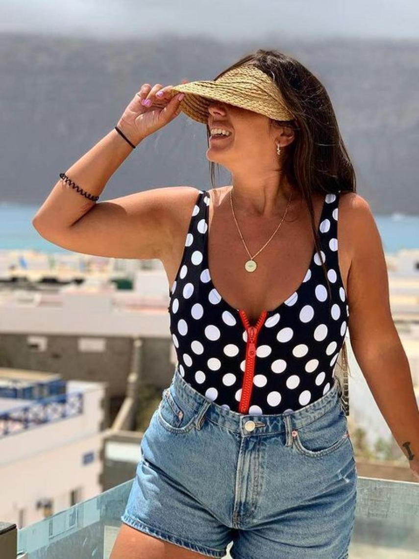 Anabel luciendo su bañador Sevilla, en una imagen compartida en su perfil de Instagram.
