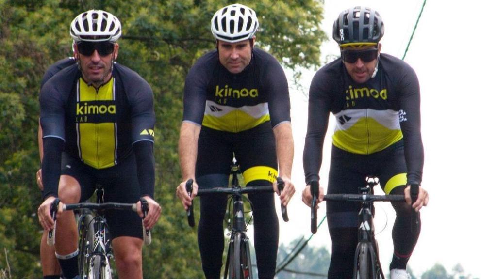 Fernando Alonso practica ciclismo con unos amigos