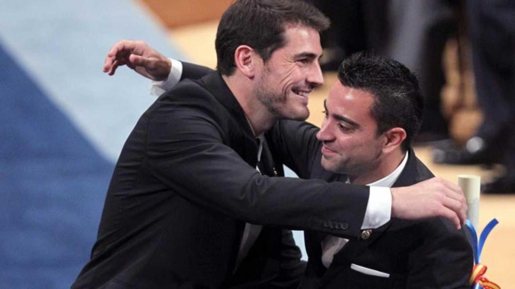 Iker Casillas y Xavi Hernández se abrazan tras recoger el Premio Príncipe de Asturias en 2012.